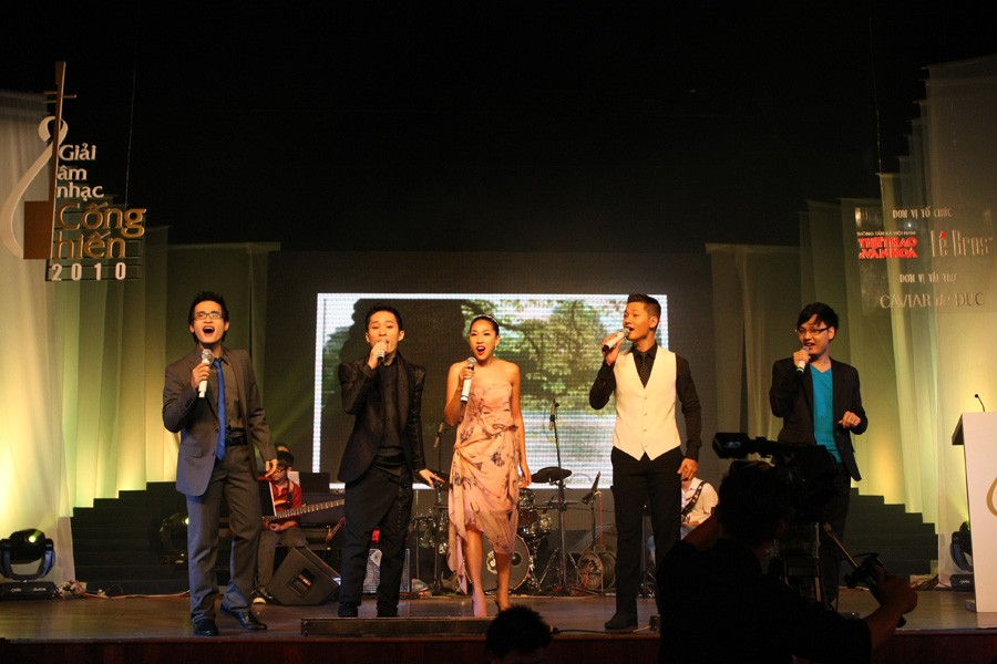 Singers inaugurate the ceremony. (Photo:T.Huong) Management board offers flowers to the nominees.(photo:T.Huong)